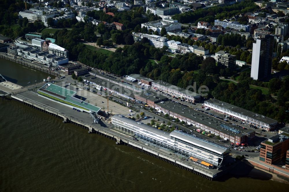 Luftaufnahme Hamburg - Elbufersteg am Dockland- Fischereihafen mirt dem Kreuzfahrtschiff- Terminals in Hamburg