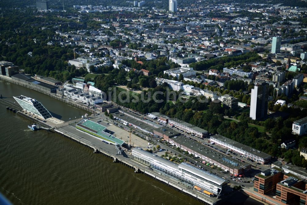 Hamburg von oben - Elbufersteg am Dockland- Fischereihafen mirt dem Kreuzfahrtschiff- Terminals in Hamburg