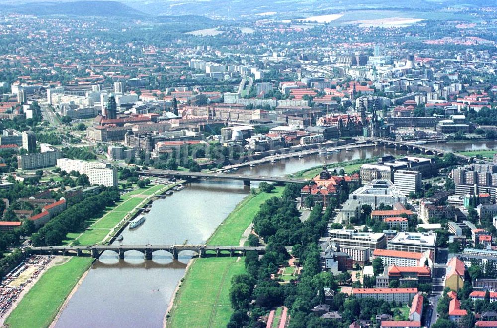 Dresden aus der Vogelperspektive: Elbverlauf an der Dresdner Altstadt