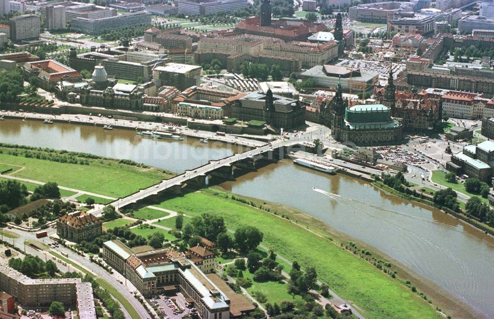 Luftbild Dresden - Elbverlauf an der Dresdner Altstadt.