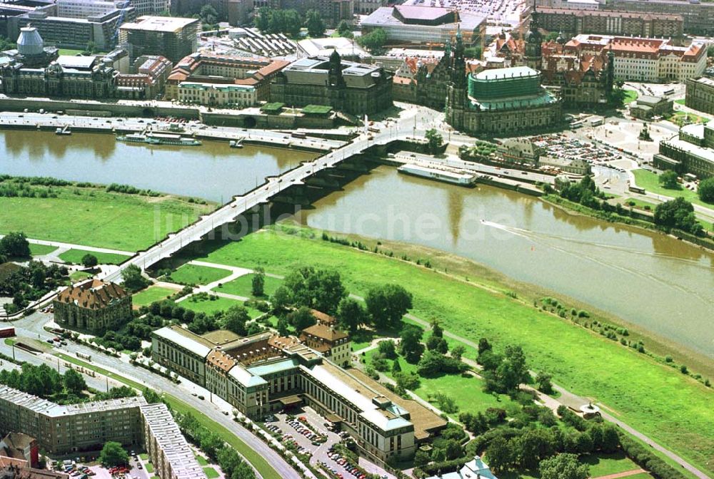 Luftaufnahme Dresden - Elbverlauf an der Dresdner Altstadt.