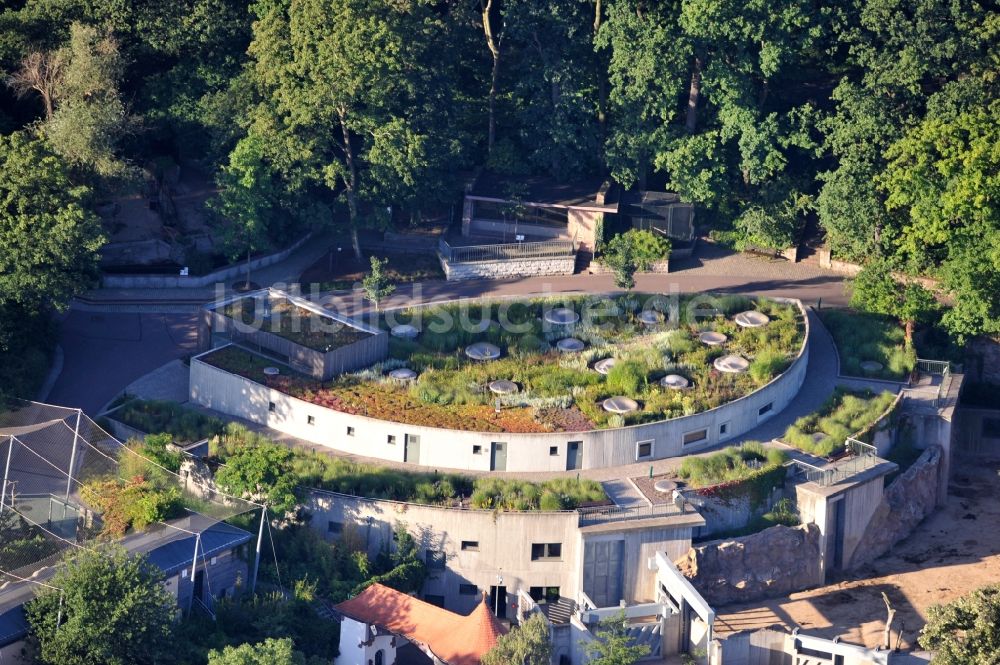 Halle von oben - Elefantenhaus im Zoologischen Garten in Halle im Bundesland Sachsen-Anhalt