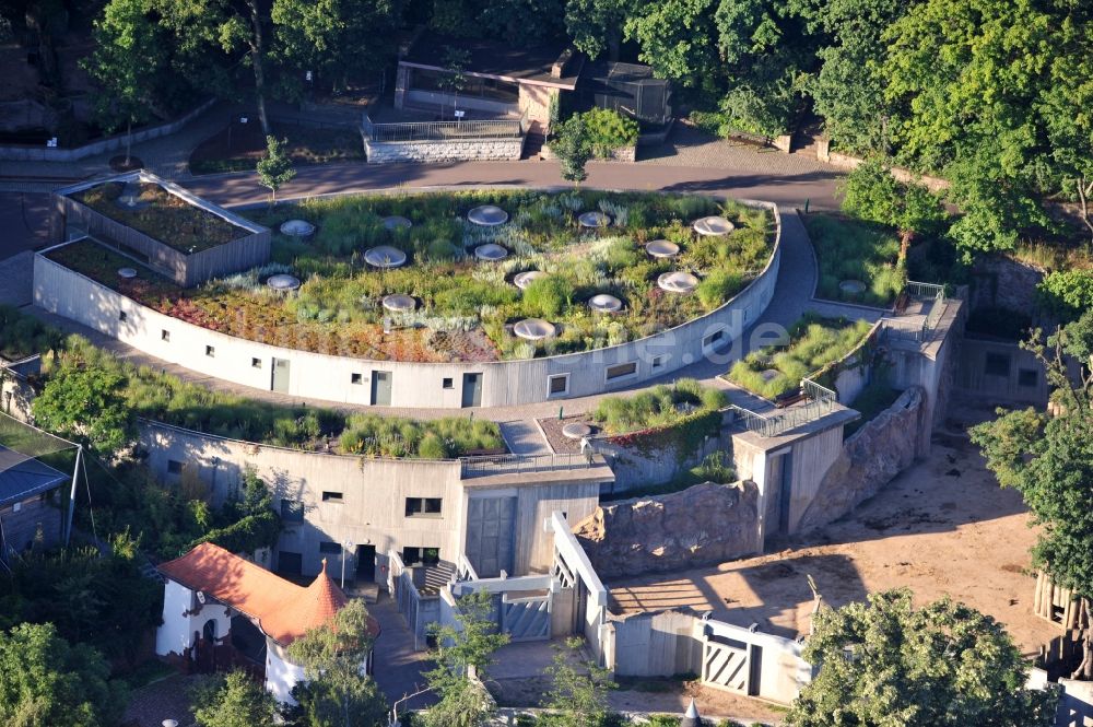 Halle aus der Vogelperspektive: Elefantenhaus im Zoologischen Garten in Halle im Bundesland Sachsen-Anhalt