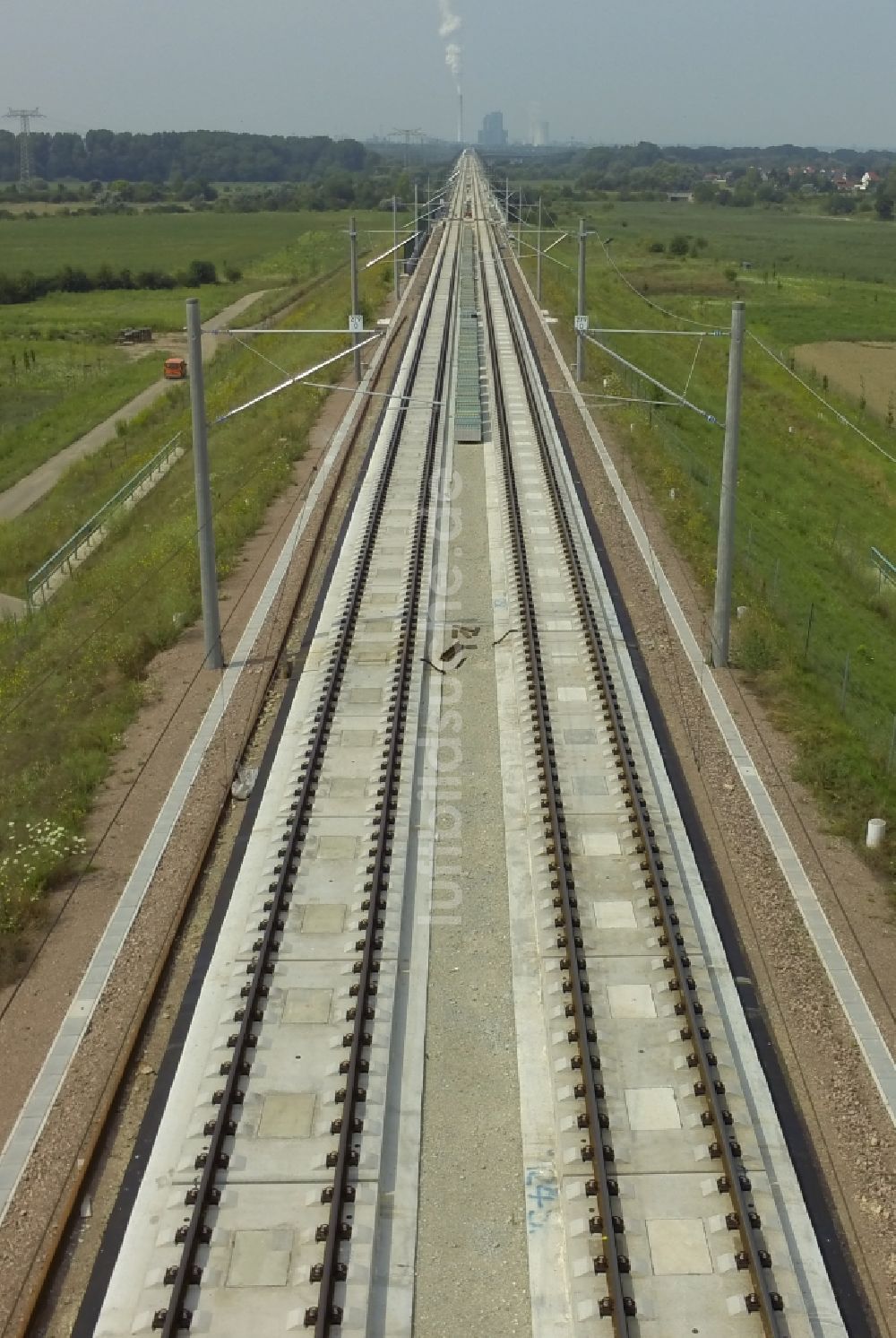 Lochau aus der Vogelperspektive: Elektrifizierungsarbeiten am Schienen- Viadukt der ICE Neubaustrecke der Deutschen Bahn bei Lochau in Sachsen-Anhalt