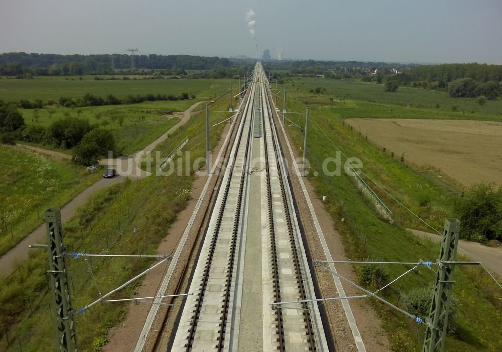 Luftbild Lochau - Elektrifizierungsarbeiten am Schienen- Viadukt der ICE Neubaustrecke der Deutschen Bahn bei Lochau in Sachsen-Anhalt