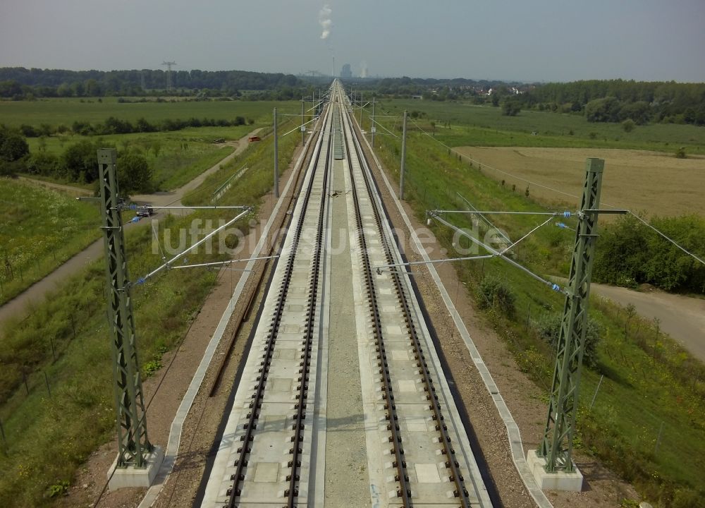 Luftaufnahme Lochau - Elektrifizierungsarbeiten am Schienen- Viadukt der ICE Neubaustrecke der Deutschen Bahn bei Lochau in Sachsen-Anhalt