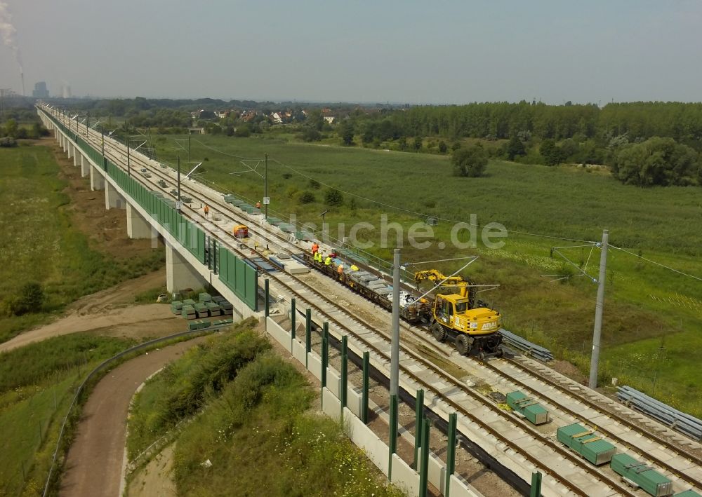 Lochau von oben - Elektrifizierungsarbeiten am Schienen- Viadukt der ICE Neubaustrecke der Deutschen Bahn bei Lochau in Sachsen-Anhalt