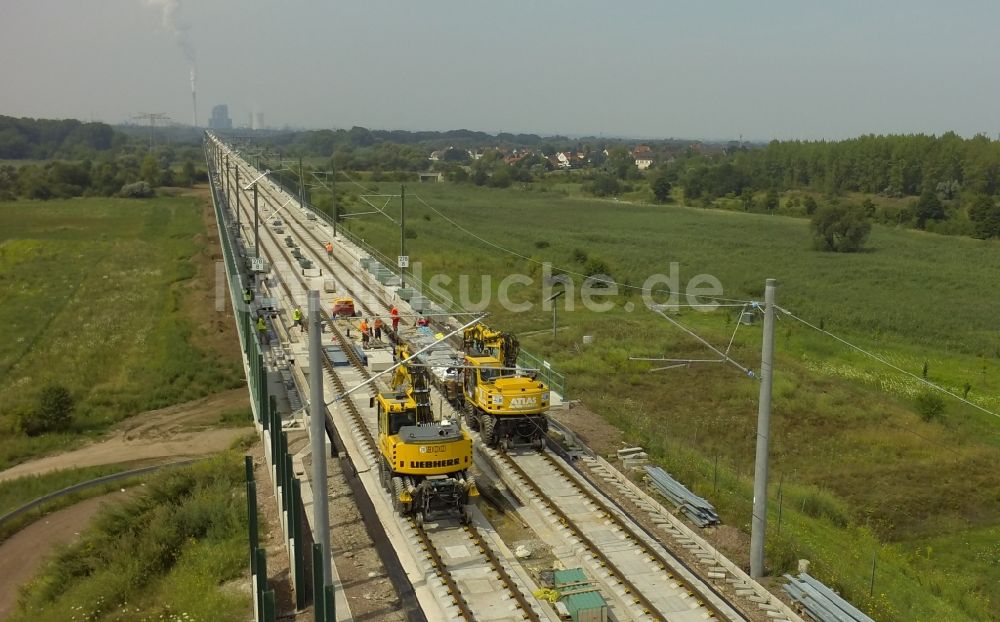 Luftbild Lochau - Elektrifizierungsarbeiten am Schienen- Viadukt der ICE Neubaustrecke der Deutschen Bahn bei Lochau in Sachsen-Anhalt