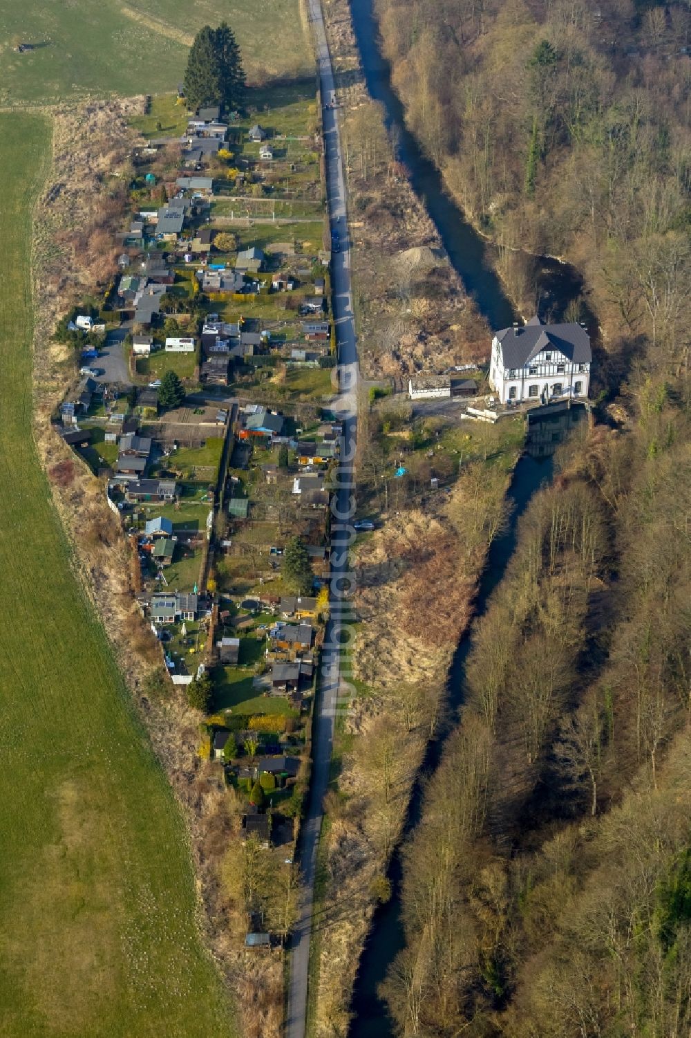 Arnsberg von oben - Elektrizitätswerk am Mühlengraben und eine Kleingartenanlage in Arnsberg im Bundesland Nordrhein-Westfalen