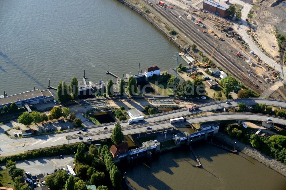 Luftaufnahme Hamburg - Ellerholz-Schleusenbrücke in Hamburg-Mitte / Steinwerder