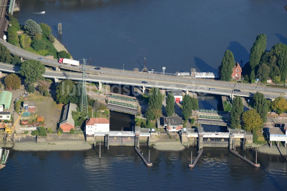 Hamburg von oben - Ellerholz-Schleusenbrücke in Hamburg-Mitte / Steinwerder