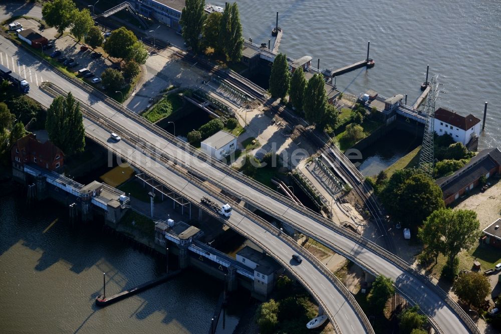 Luftbild Hamburg - Ellerholz-Schleusenbrücke in Hamburg-Mitte / Steinwerder