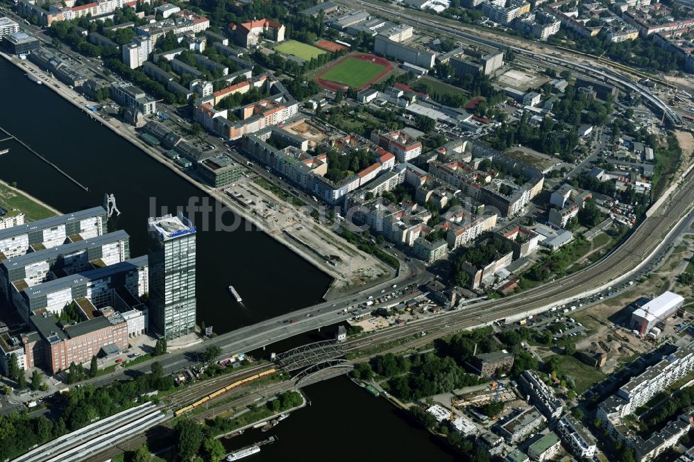 Luftaufnahme Berlin - Elsenbrücke über die Spree in Friedrichshain entlang in Berlin