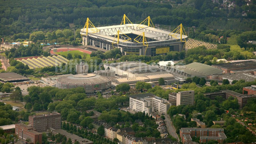 Luftbild Dortmund - Empfang / Meisterschaftsfeier für die Fußball- Mannschaft von Borussia Dortmund am Borusseum , dem Stadion Signal Iduna Park