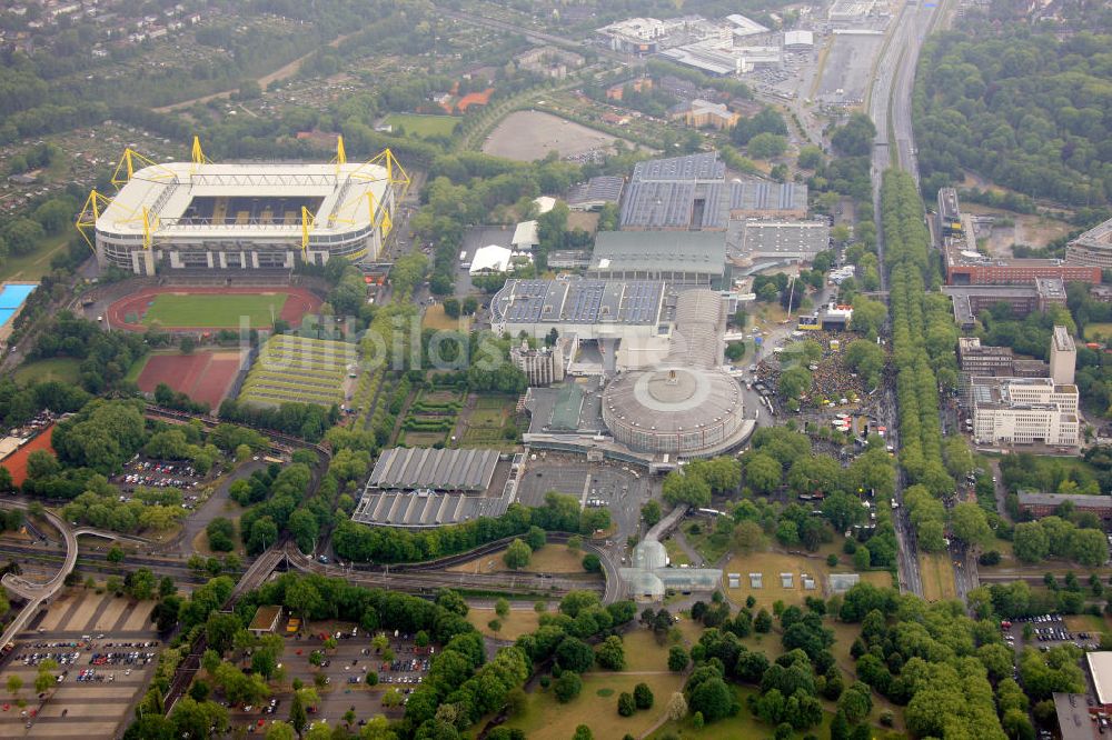 Dortmund von oben - Empfang / Meisterschaftsfeier für die Fußball- Mannschaft von Borussia Dortmund am Borusseum , dem Stadion Signal Iduna Park