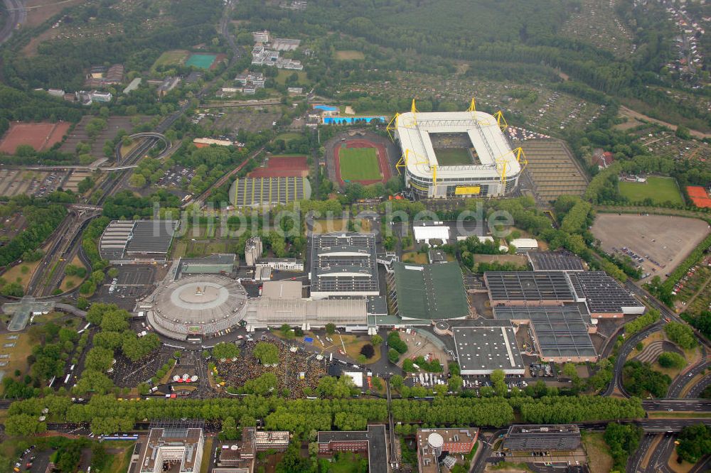 Luftbild Dortmund - Empfang / Meisterschaftsfeier für die Fußball- Mannschaft von Borussia Dortmund am Borusseum , dem Stadion Signal Iduna Park