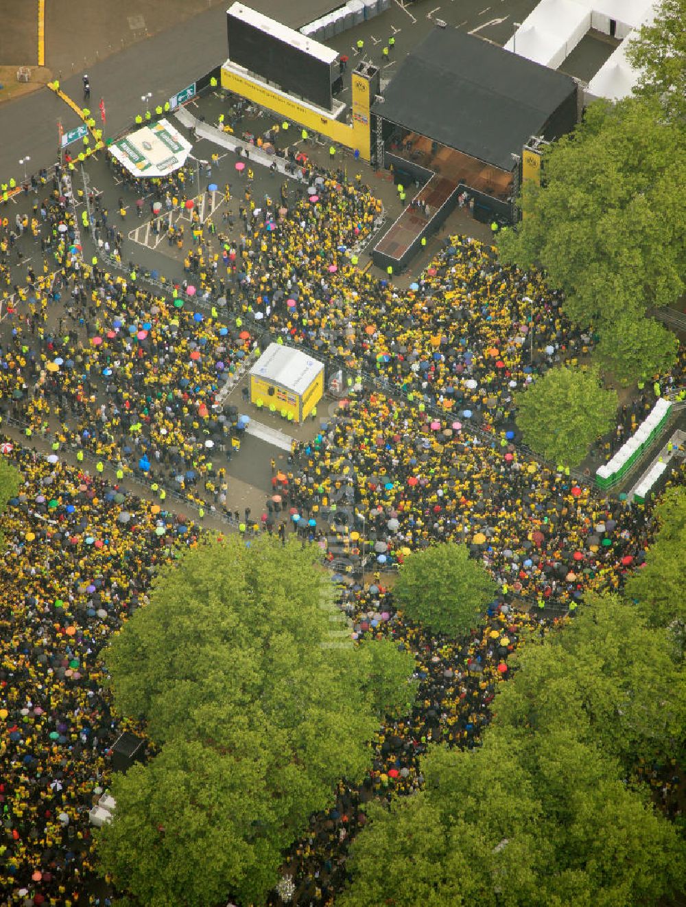 Luftaufnahme Dortmund - Empfang / Meisterschaftsfeier für die Fußball- Mannschaft von Borussia Dortmund am Borusseum , dem Stadion Signal Iduna Park