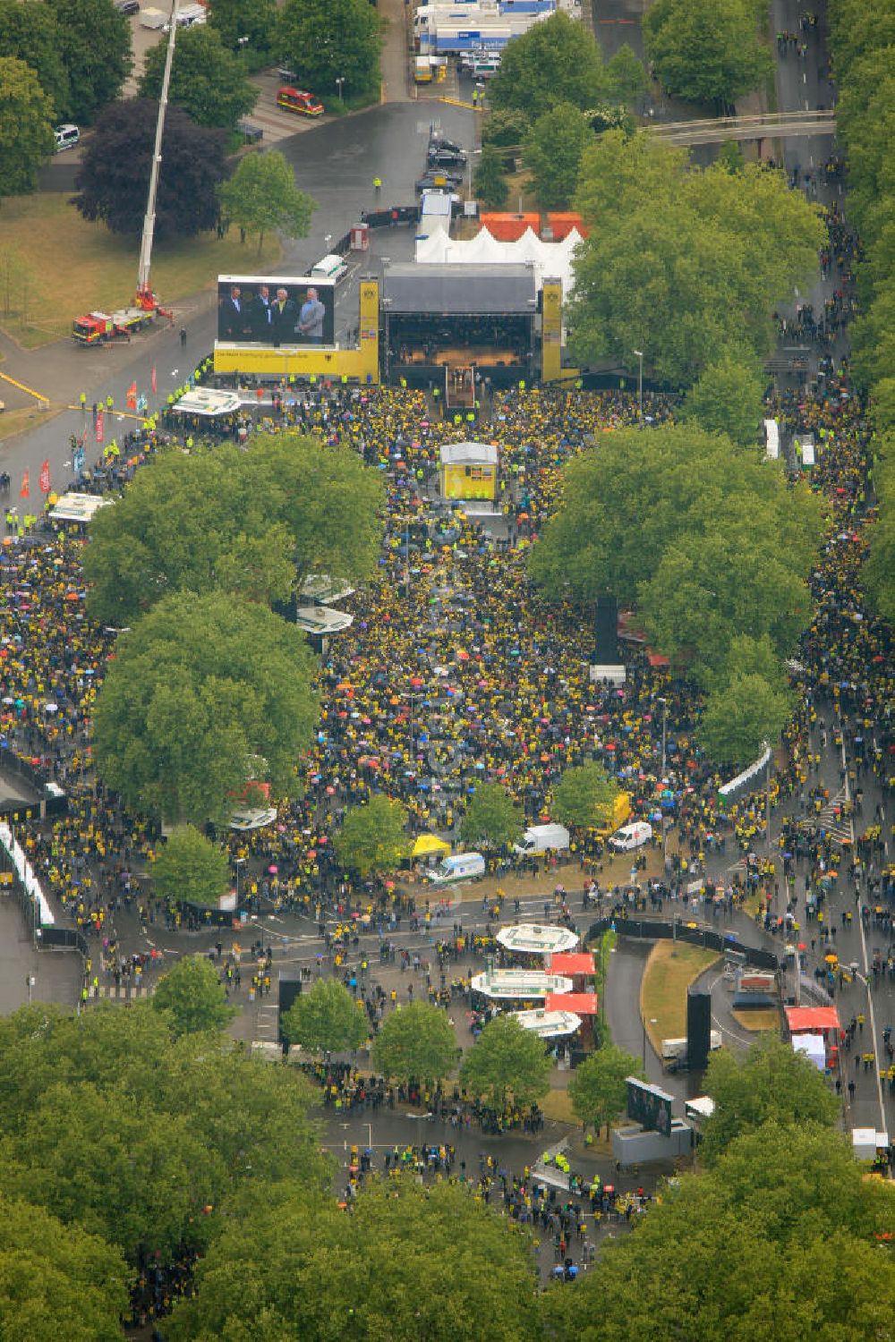 Dortmund von oben - Empfang / Meisterschaftsfeier für die Fußball- Mannschaft von Borussia Dortmund am Borusseum , dem Stadion Signal Iduna Park