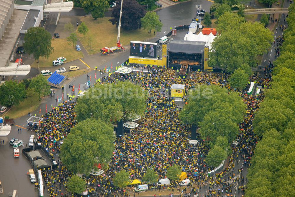 Dortmund aus der Vogelperspektive: Empfang / Meisterschaftsfeier für die Fußball- Mannschaft von Borussia Dortmund am Borusseum , dem Stadion Signal Iduna Park