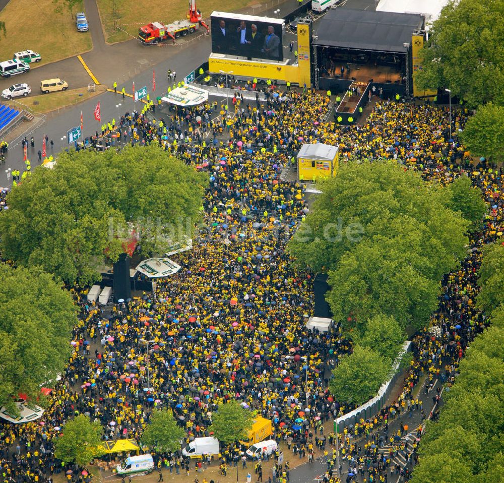 Luftbild Dortmund - Empfang / Meisterschaftsfeier für die Fußball- Mannschaft von Borussia Dortmund am Borusseum , dem Stadion Signal Iduna Park