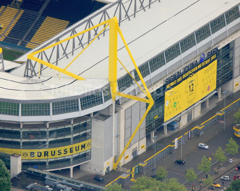 Luftaufnahme Dortmund - Empfang / Meisterschaftsfeier für die Fußball- Mannschaft von Borussia Dortmund am Borusseum , dem Stadion Signal Iduna Park