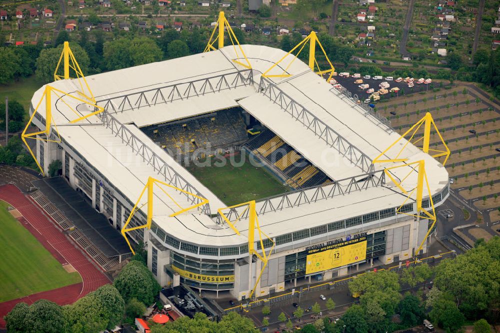 Dortmund von oben - Empfang / Meisterschaftsfeier für die Fußball- Mannschaft von Borussia Dortmund am Borusseum , dem Stadion Signal Iduna Park