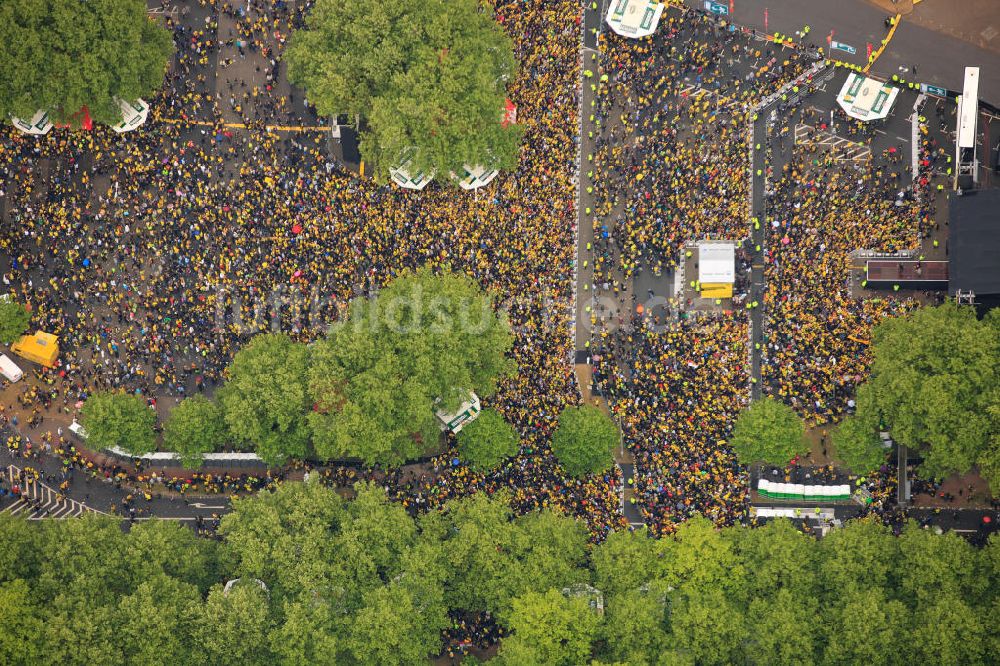 Dortmund aus der Vogelperspektive: Empfang / Meisterschaftsfeier für die Fußball- Mannschaft von Borussia Dortmund am Borusseum , dem Stadion Signal Iduna Park