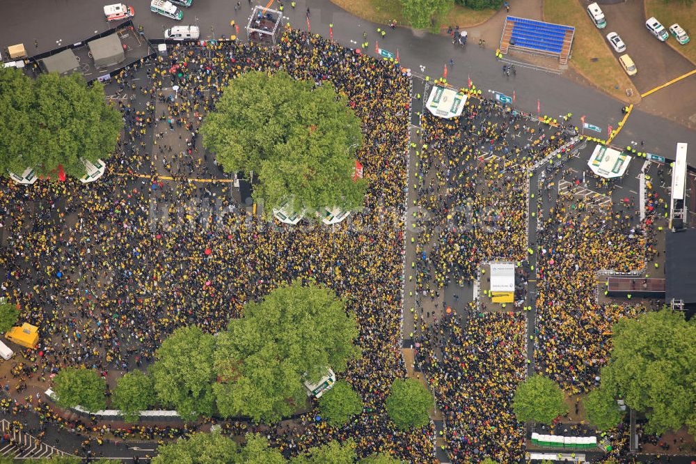 Luftbild Dortmund - Empfang / Meisterschaftsfeier für die Fußball- Mannschaft von Borussia Dortmund am Borusseum , dem Stadion Signal Iduna Park