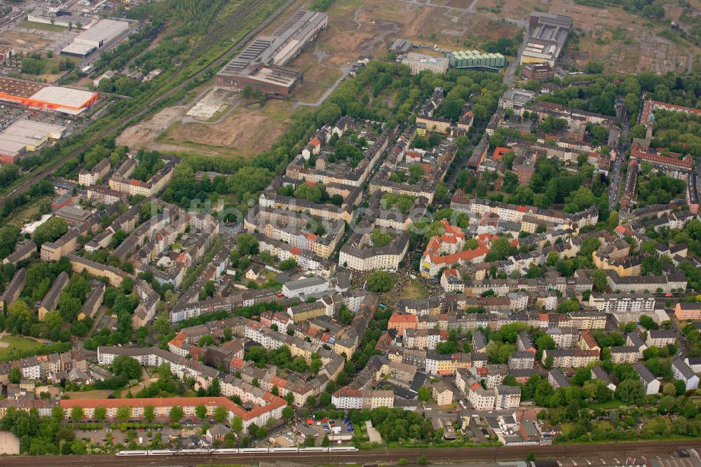 Dortmund aus der Vogelperspektive: Empfang / Meisterschaftsfeier für die Fußball- Mannschaft von Borussia Dortmund mit einem Autokorso in der Dortmunder Innenstadt