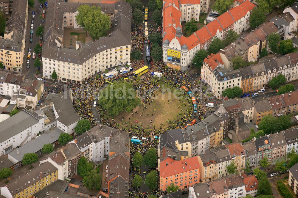 Dortmund von oben - Empfang / Meisterschaftsfeier für die Fußball- Mannschaft von Borussia Dortmund mit einem Autokorso in der Dortmunder Innenstadt