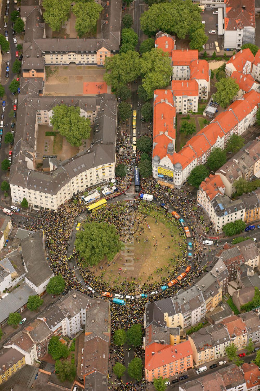 Dortmund von oben - Empfang / Meisterschaftsfeier für die Fußball- Mannschaft von Borussia Dortmund mit einem Autokorso in der Dortmunder Innenstadt