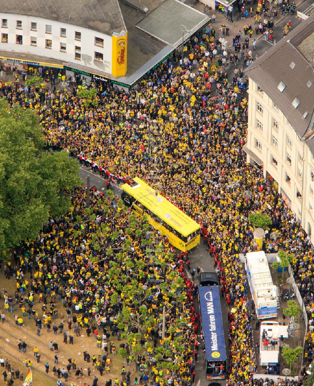 Dortmund von oben - Empfang / Meisterschaftsfeier für die Fußball- Mannschaft von Borussia Dortmund mit einem Autokorso in der Dortmunder Innenstadt