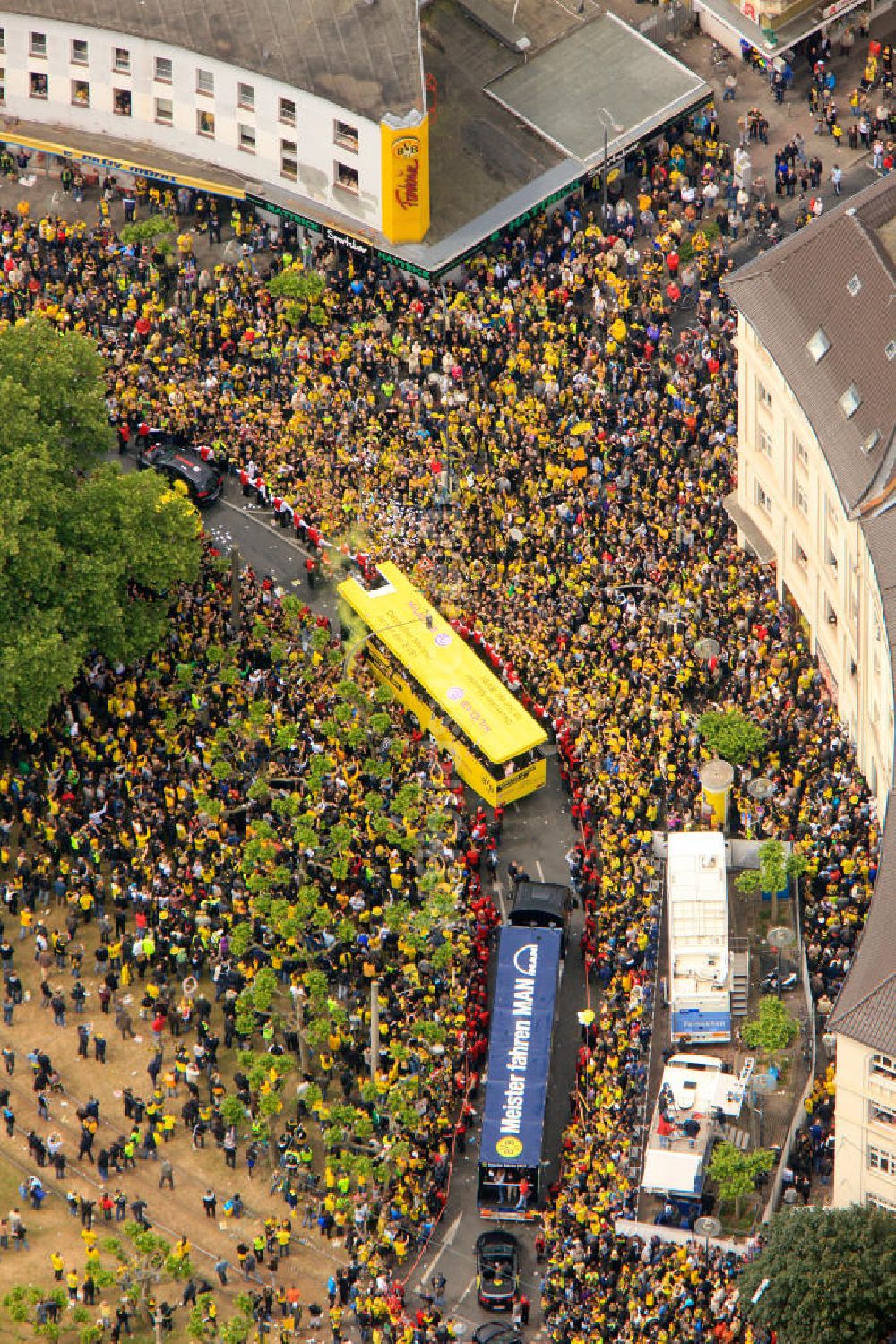 Luftbild Dortmund - Empfang / Meisterschaftsfeier für die Fußball- Mannschaft von Borussia Dortmund mit einem Autokorso in der Dortmunder Innenstadt