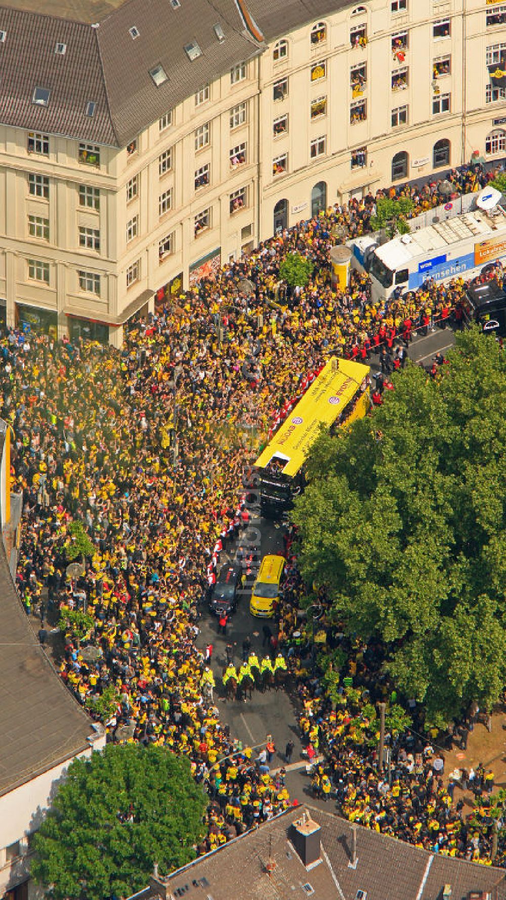 Luftaufnahme Dortmund - Empfang / Meisterschaftsfeier für die Fußball- Mannschaft von Borussia Dortmund mit einem Autokorso in der Dortmunder Innenstadt