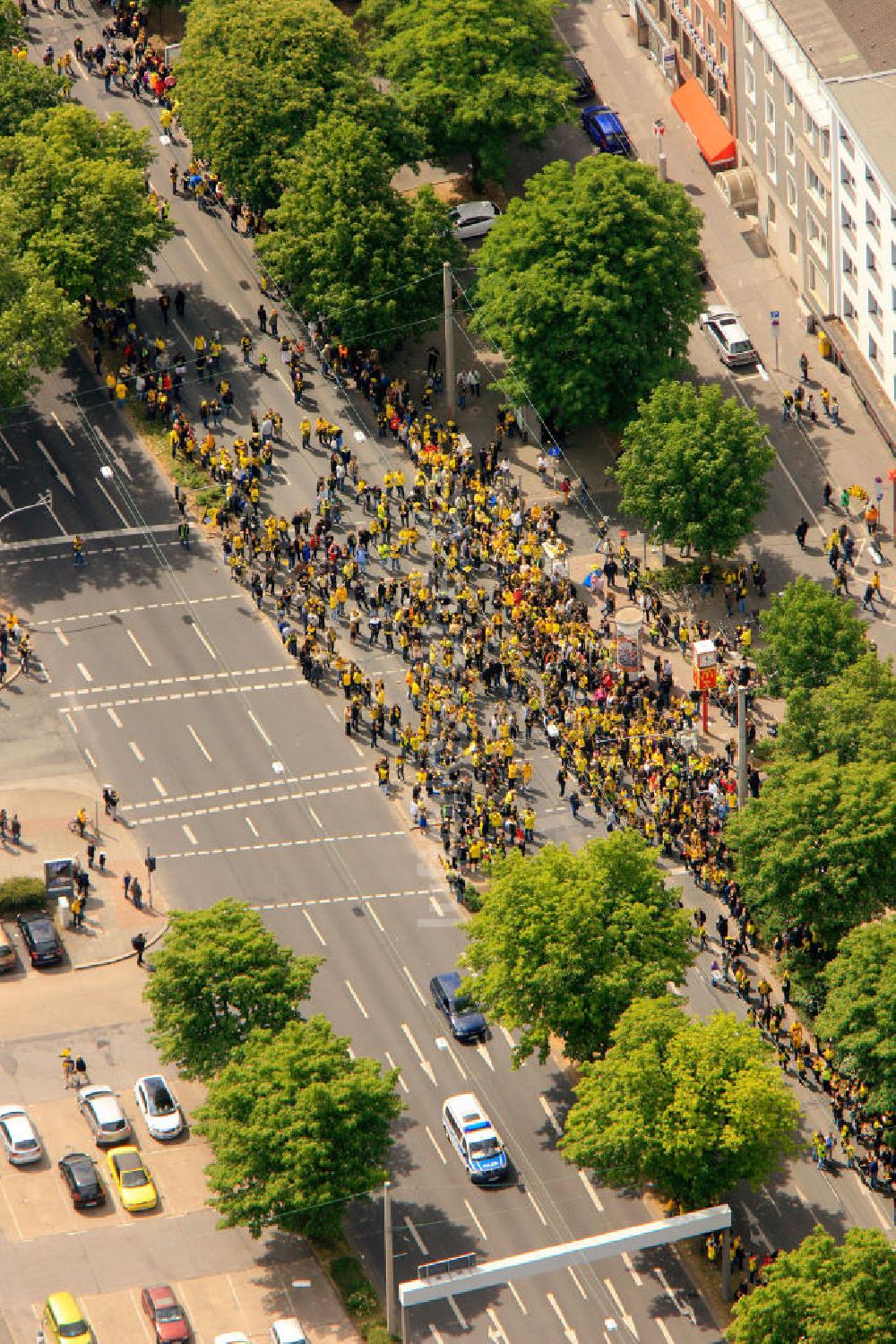 Dortmund von oben - Empfang / Meisterschaftsfeier für die Fußball- Mannschaft von Borussia Dortmund mit einem Autokorso in der Dortmunder Innenstadt