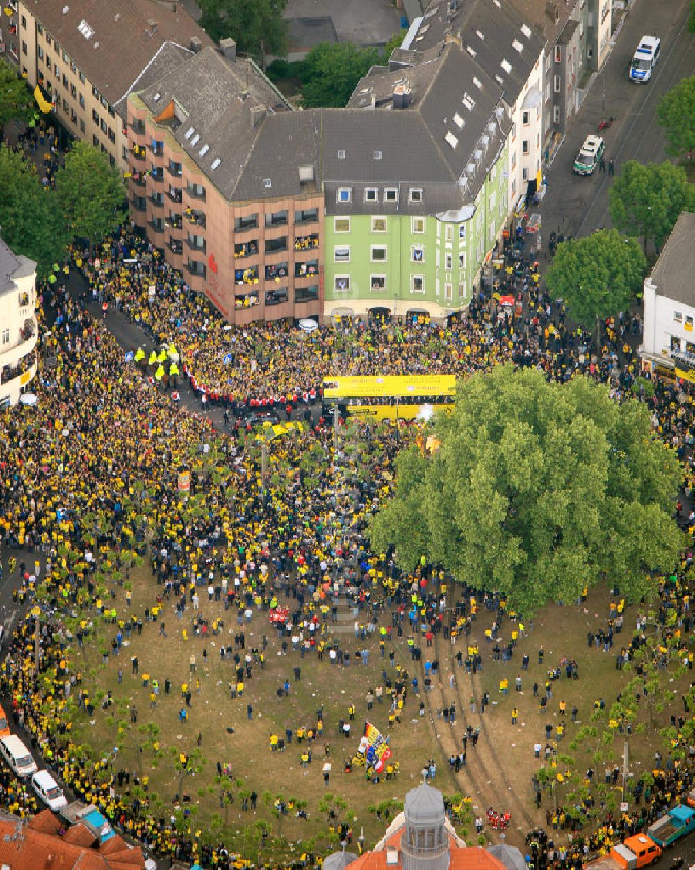 Dortmund aus der Vogelperspektive: Empfang / Meisterschaftsfeier für die Fußball- Mannschaft von Borussia Dortmund mit einem Autokorso in der Dortmunder Innenstadt