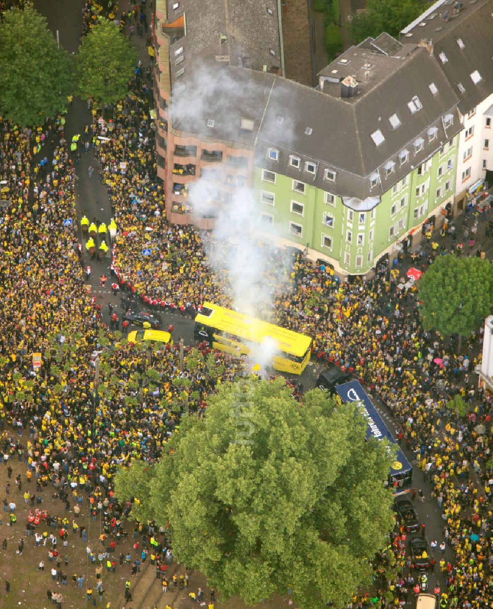 Luftbild Dortmund - Empfang / Meisterschaftsfeier für die Fußball- Mannschaft von Borussia Dortmund mit einem Autokorso in der Dortmunder Innenstadt