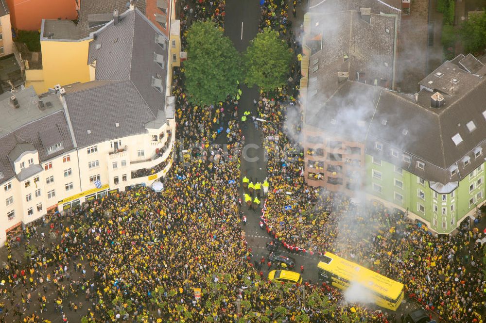 Luftaufnahme Dortmund - Empfang / Meisterschaftsfeier für die Fußball- Mannschaft von Borussia Dortmund mit einem Autokorso in der Dortmunder Innenstadt