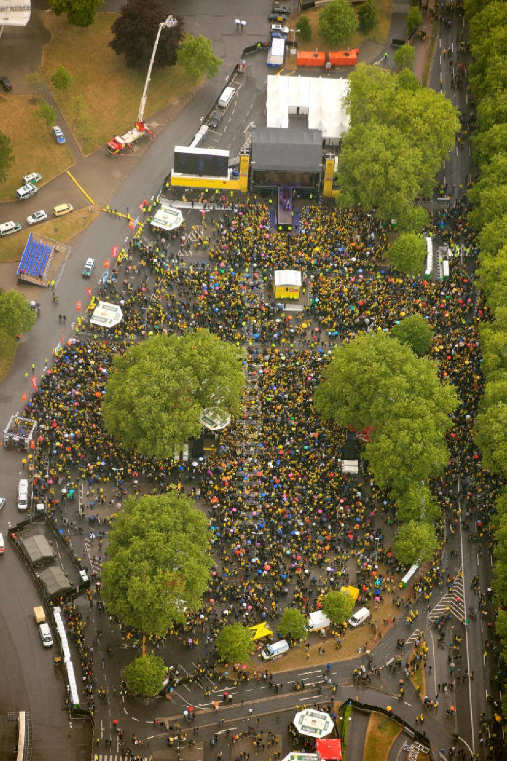 Dortmund von oben - Empfang / Meisterschaftsfeier für die Fußball- Mannschaft von Borussia Dortmund mit einem Autokorso in der Dortmunder Innenstadt