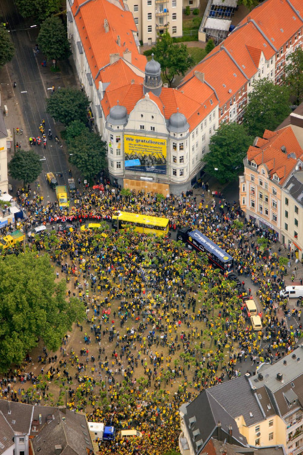 Luftbild Dortmund - Empfang / Meisterschaftsfeier für die Fußball- Mannschaft von Borussia Dortmund mit einem Autokorso in der Dortmunder Innenstadt