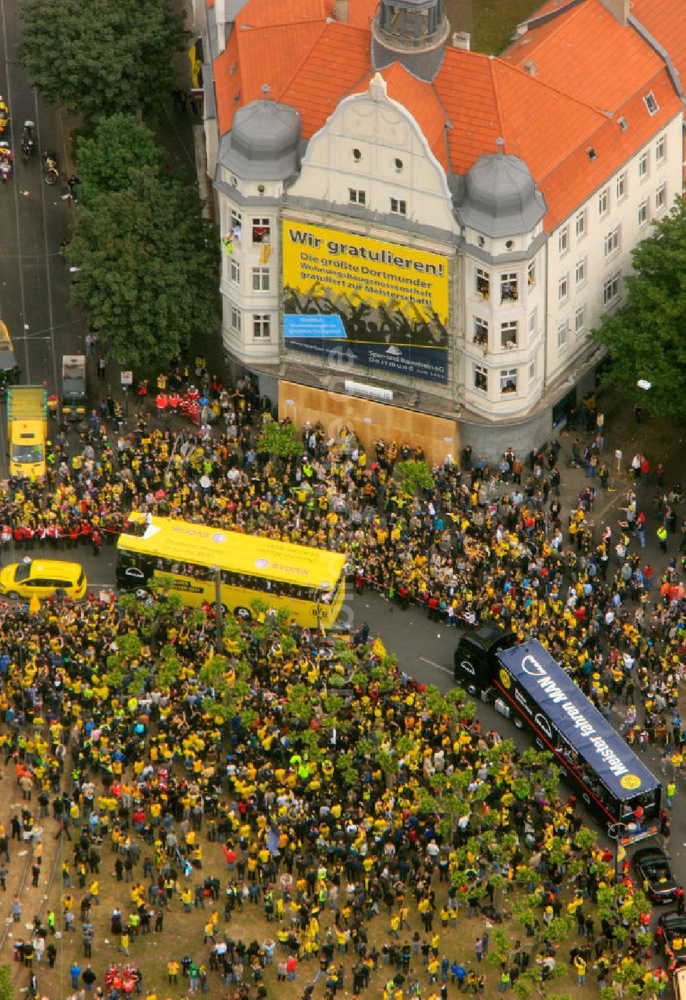 Luftaufnahme Dortmund - Empfang / Meisterschaftsfeier für die Fußball- Mannschaft von Borussia Dortmund mit einem Autokorso in der Dortmunder Innenstadt