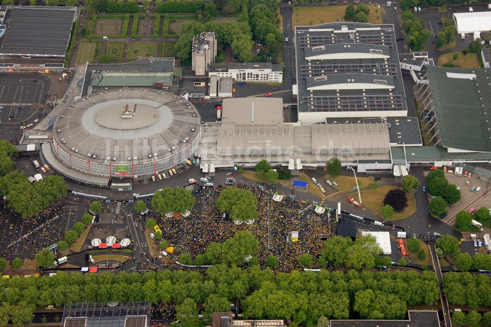 Luftaufnahme Dortmund - Empfang / Meisterschaftsfeier für die Fußball- Mannschaft von Borussia Dortmund an der Westfalenhalle