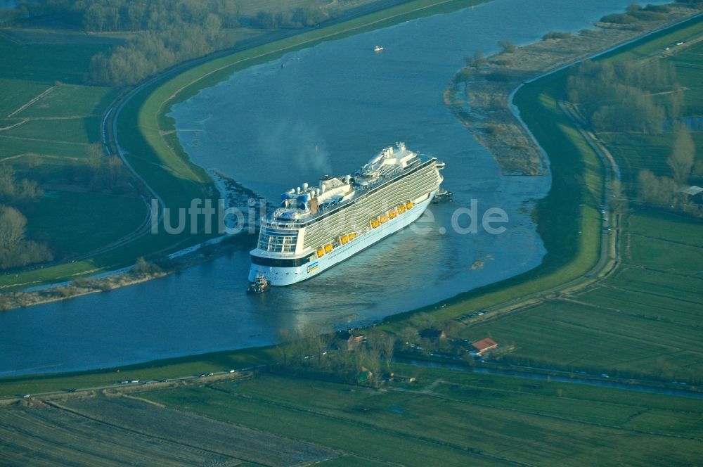 Luftbild Westoverledingen - Emsüberführung des Kreuzfahrtschiffes Anthem of the Seas bei Westoverledingen im Bundesland Niedersachsen