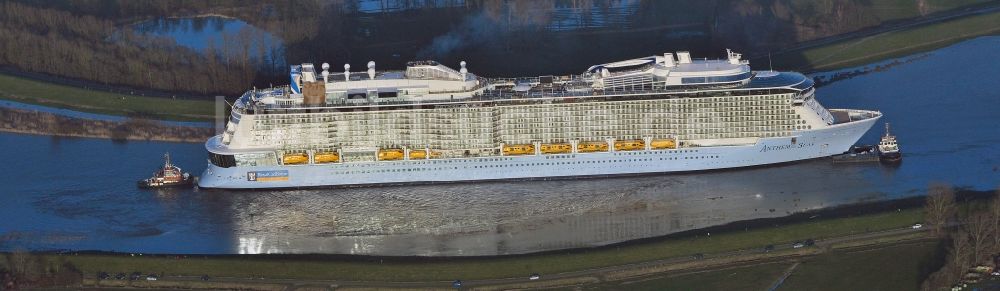 Luftbild Westoverledingen - Emsüberführung des Kreuzfahrtschiffes Anthem of the Seas bei Westoverledingen im Bundesland Niedersachsen