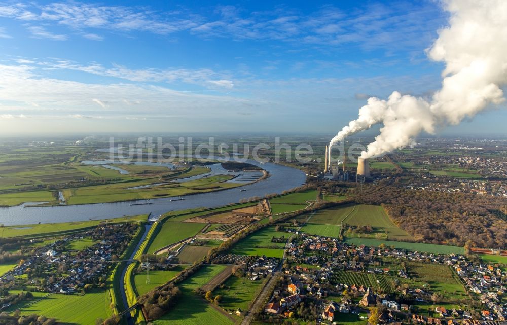 Luftaufnahme Dinslaken - Emscher Mündung in den Rhein und Kraftwerk Voerde bei Dinslaken im Bundesland Nordrhein-Westfalen