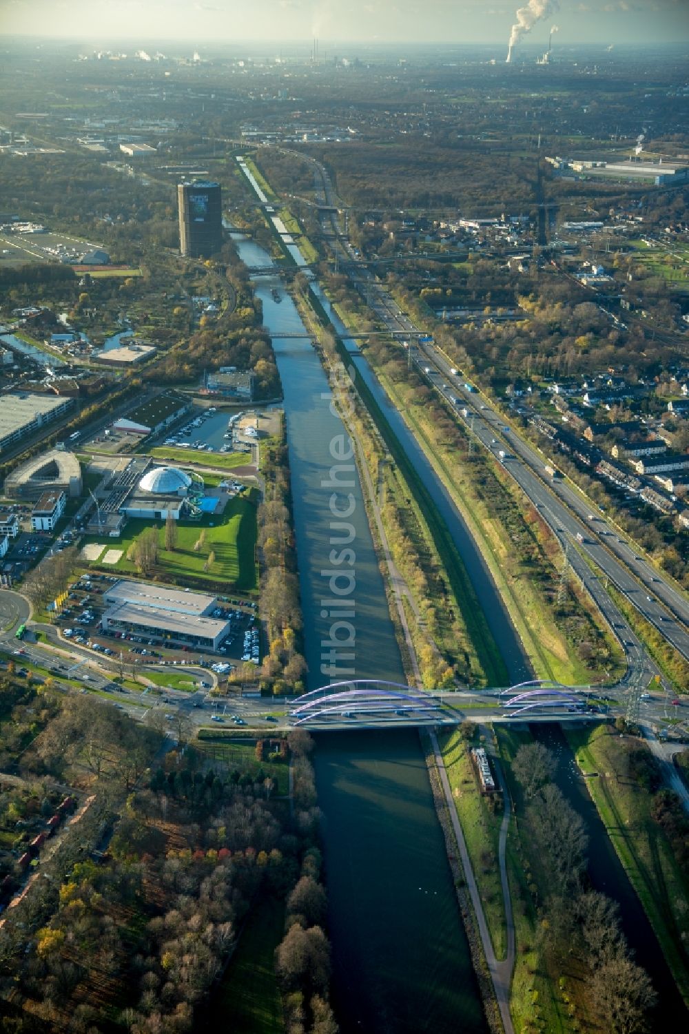 Luftbild Oberhausen - Emscher und Rhein-Herne-Kanal an der Marina Oberhausen in Oberhausen im Bundesland Nordrhein-Westfalen