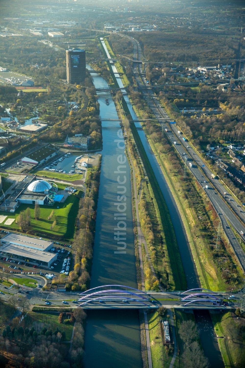 Luftaufnahme Oberhausen - Emscher und Rhein-Herne-Kanal an der Marina Oberhausen in Oberhausen im Bundesland Nordrhein-Westfalen