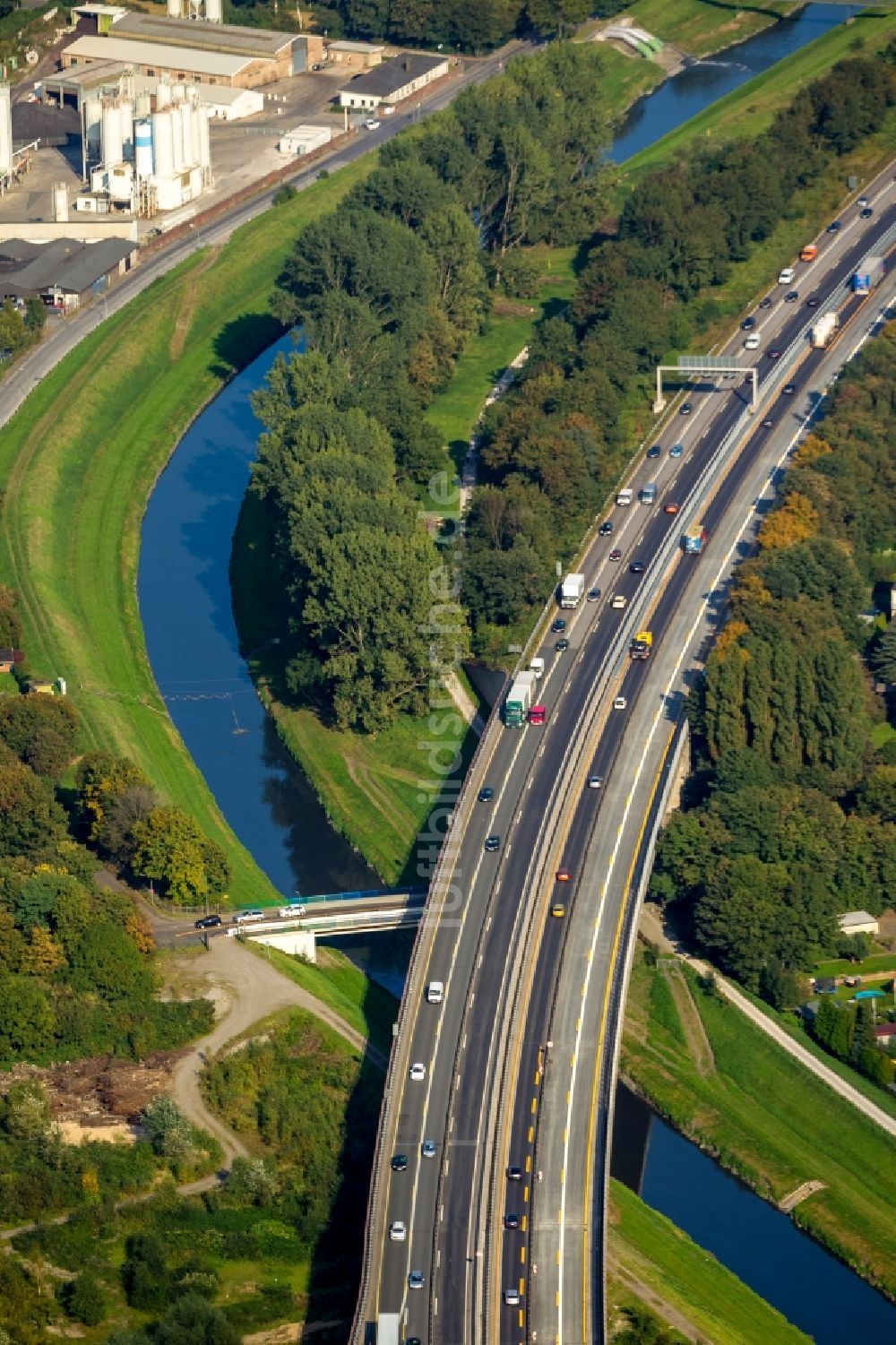 Luftbild Bottrop - Emscherbrücke über die Ufer der Emscher in Bottrop im Bundesland Nordrhein-Westfalen