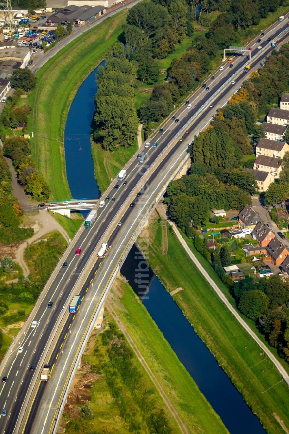 Luftaufnahme Bottrop - Emscherbrücke über die Ufer der Emscher in Bottrop im Bundesland Nordrhein-Westfalen