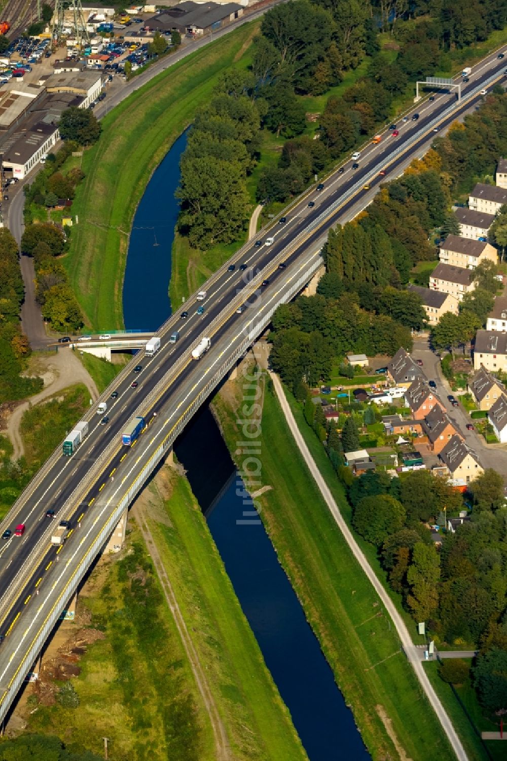 Bottrop von oben - Emscherbrücke über die Ufer der Emscher in Bottrop im Bundesland Nordrhein-Westfalen